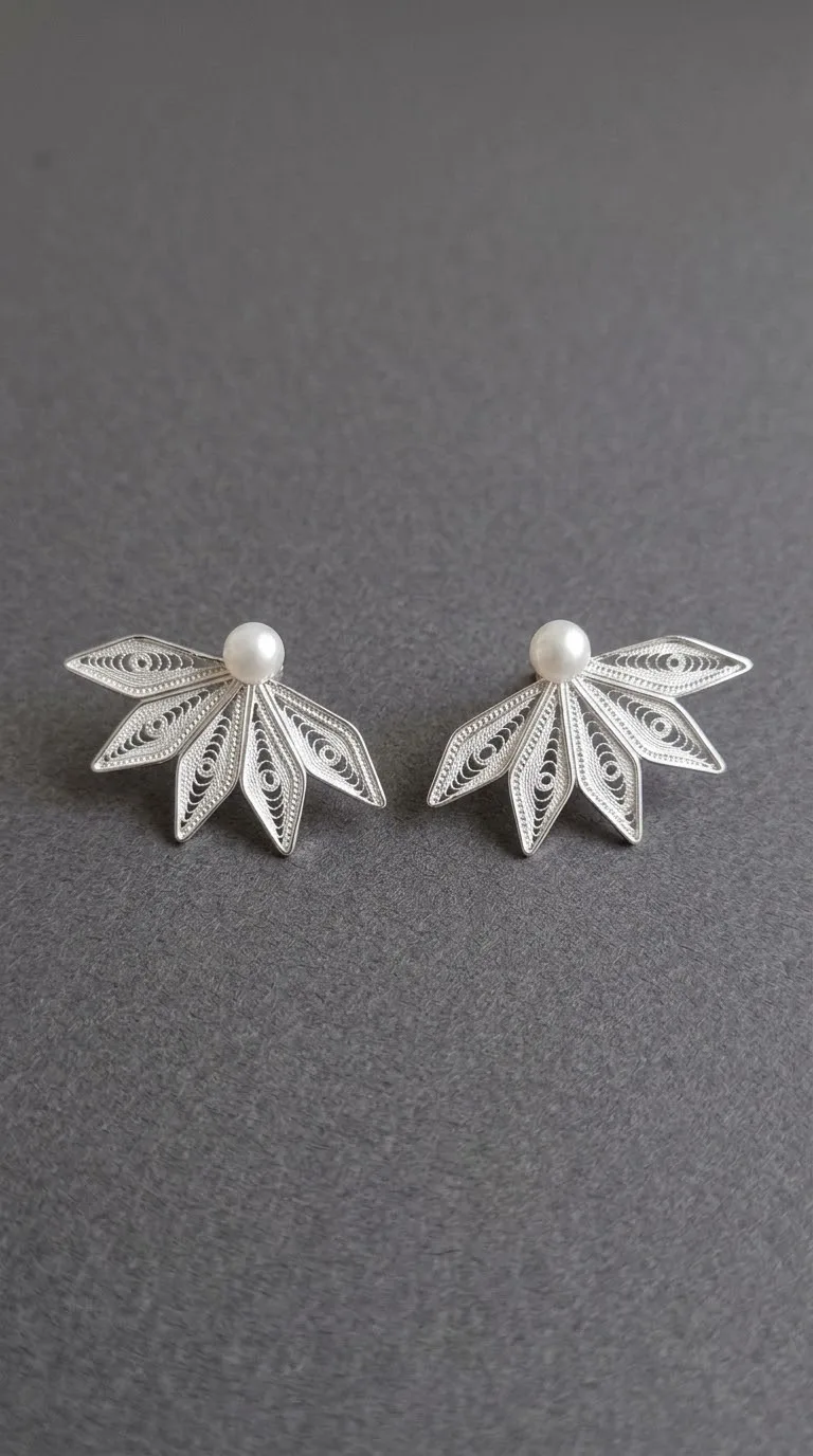 Earring "Nirman" thumbnail 1