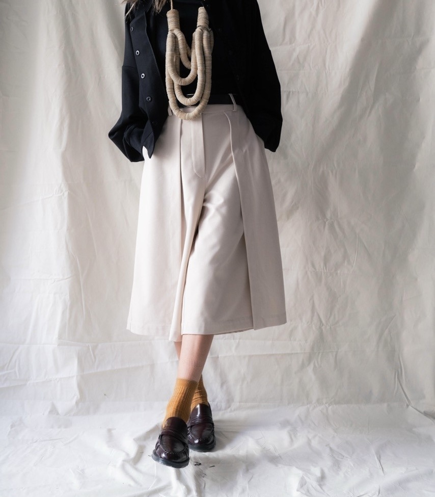 the hem of Oort's trousers thumbnail 4
