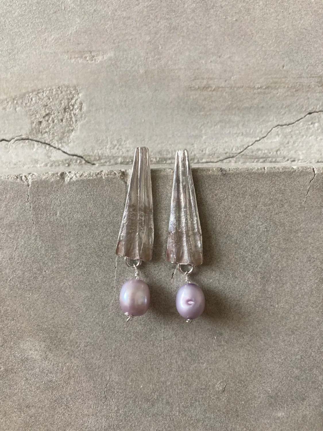 Large shell earring with pearl