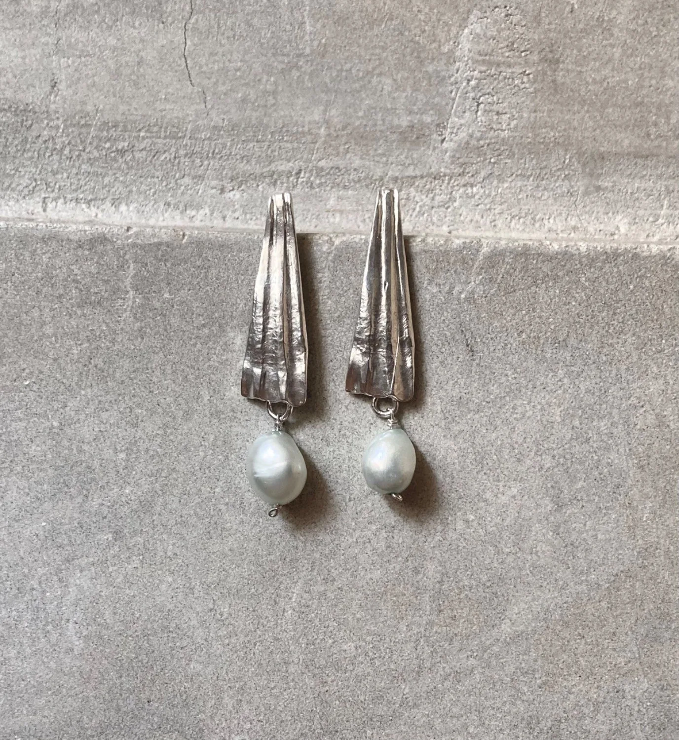 Large shell earring with pearl thumbnail 3