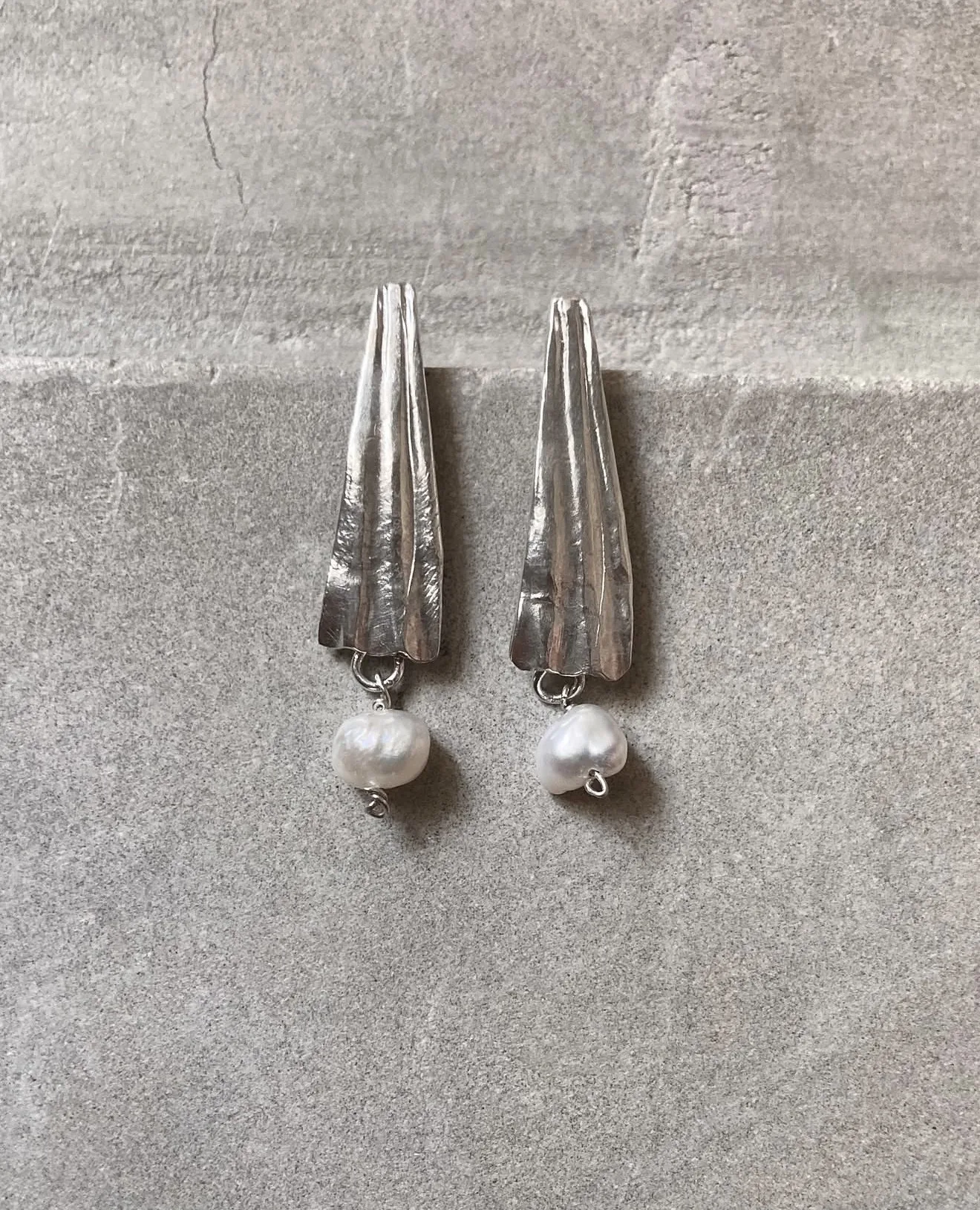 Large shell earring with pearl thumbnail 4